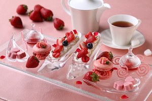 プリンセスをイメージした苺「あまおう」のデザートセット、リーガロイヤルホテル京都で｜写真1