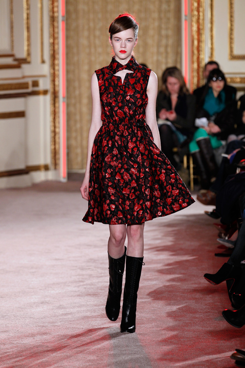 タクーン(THAKOON) 2012-13年秋冬コレクション - 歓楽街のネオンに照らされた官能的な女性像 | 写真