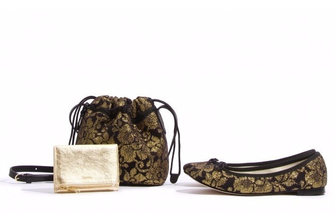 レペットのクリスマス、黒地にゴールド刺繍の花が咲くバレリーナシューズやポシェット