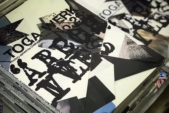 トーガ20周年記念雑誌『トーガ・ヴェルク』登場、店舗限定Tシャツやキャップも