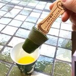 ホット柚子ソースにディップする“お濃茶アイスバー”京都北山マールブランシュ 京都タワーサンド店で｜写真2