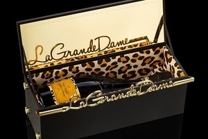 シャーロット オリンピア×ヴーヴ・クリコのシャンパーニュ、「クラッチバッグ」イメージのボックス入り