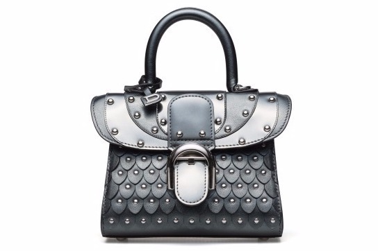 デルヴォーのクリスマス限定「ブリヨン」騎士の盾に着想を得たメタリックに輝くうろこ状バッグ