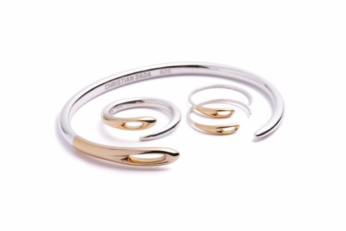 NEEDLE BANGLE 29,000円+税、RING 17,000円+税、 EARRINGS 21,000円+税 カラー：ゴールドxシルバー