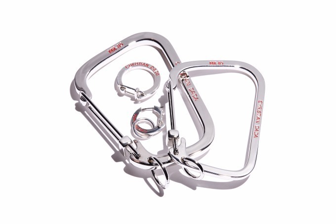 CARABINER HOOK BRACELET 34,000円+税、RING 24,000円+税、EARRING 16,000円+税 カラー：シルバー