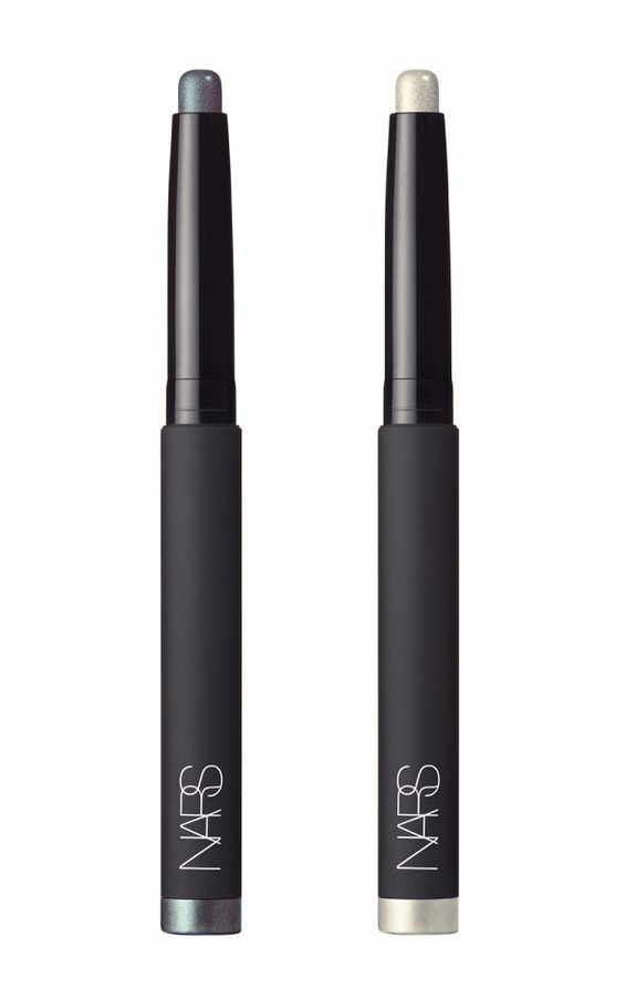 左から)NARS ベルベットシャドースティック 8268<数量限定 width="575" height="910"> 8271 3,456円(税込)