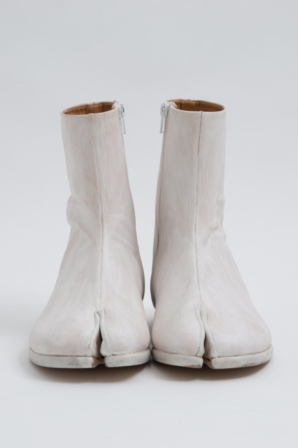 メゾン マルジェラの限定「タビ」ブーツ - 全体を白でペイント、表参道 
