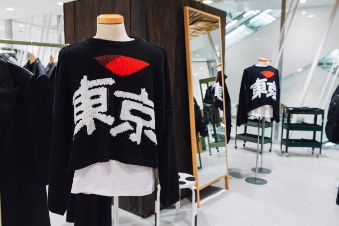 ラフ シモンズの”東京”セーター、ドーバーギンザで限定発売｜写真1