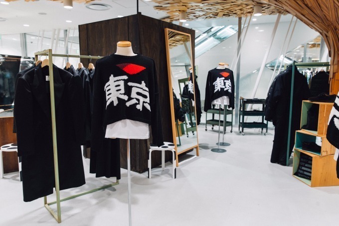 ラフ シモンズの”東京”セーター、ドーバーギンザで限定発売｜写真2