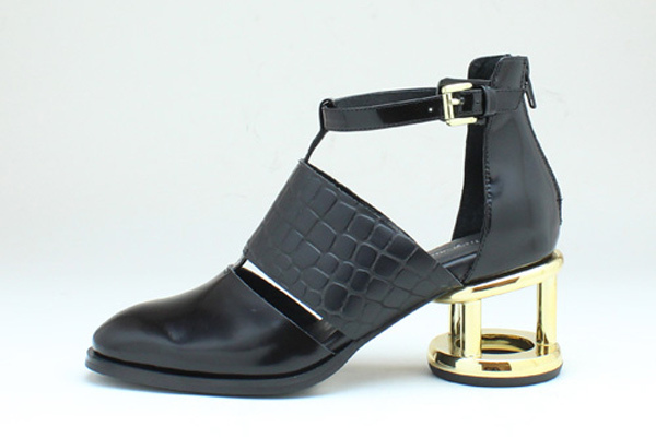 ジェフリーキャンベルの新型デザインシューズ、ゴールドの「円柱型ヒール」のショートブーツ登場