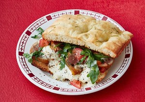 モッツァレラサンド「ンーモッツァ」のクリスマスメニュー、チーズクリーム×紅茶の“進化系ホットティー”|写真2