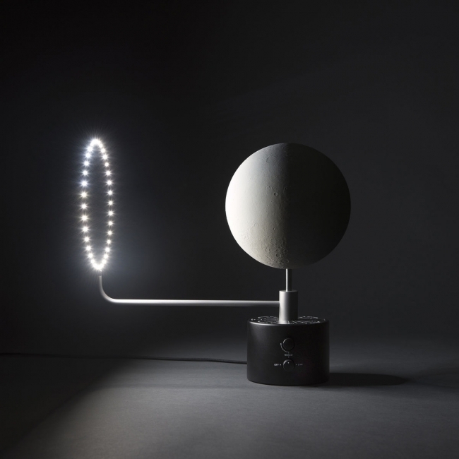 1/2000万サイズで再現した“月”が照明に「ムーン ランプ」MoMAデザインストアで発売｜写真4