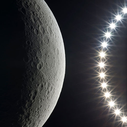 1/2000万サイズで再現した“月”が照明に「ムーン ランプ」MoMAデザインストアで発売｜写真1