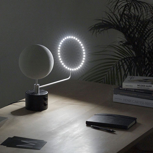 1/2000万サイズで再現した“月”が照明に「ムーン ランプ」MoMAデザインストアで発売｜写真3
