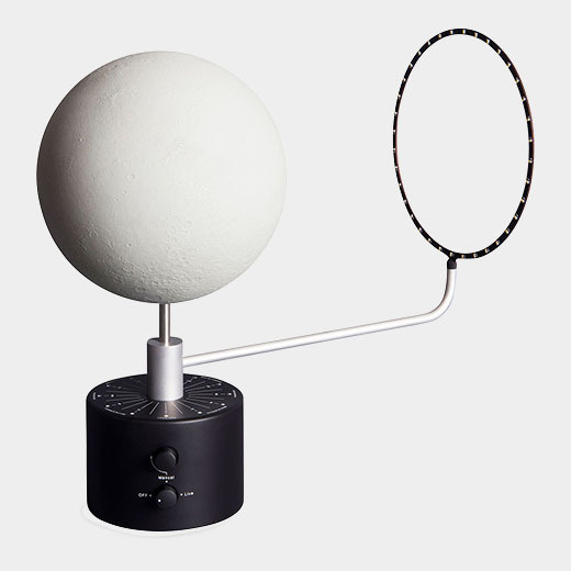 1/2000万サイズで再現した“月”が照明に「ムーン ランプ」MoMAデザインストアで発売｜写真2