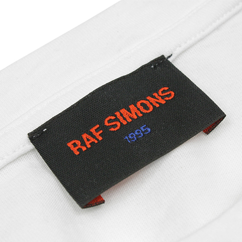 ラフ・シモンズの歴史が詰まったTシャツ、「RAF SIMONS 1995」が
