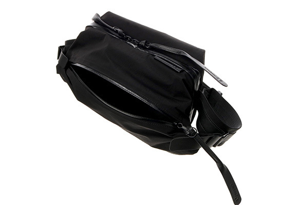 Y’s×コート・エ・シエル、人気モデル「イサラウ」ベースのメッセンジャーバッグ