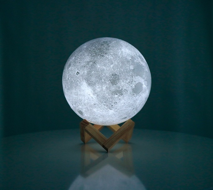 3Dプリンターで月を再現、ワイヤレスLED照明「ムーンライト」蔦屋書店にて発売｜写真1
