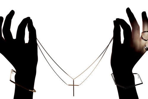 ジョン ローレンス サリバン×ヨシコ クリエーション、五角形のブレスレットなど登場