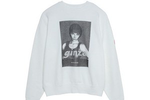 雑誌『GINZA』がC.Eとコラボ、グラフィックが映える白のスウェットシャツ