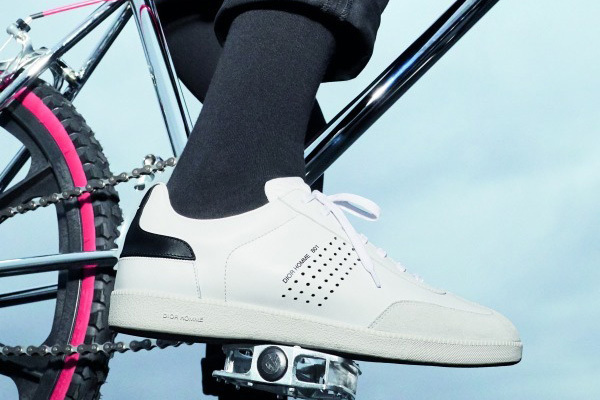 ディオール オムのアイコニックなスニーカー「B01」が装い新たに登場