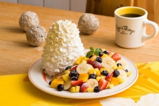 ハワイ｜エッグスンシングスの限定メニュー - 5種のフルーツを使ったトロピカルな新春パンケーキ