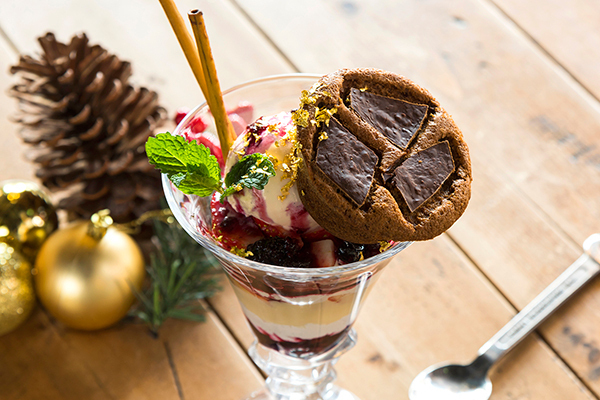 グロリアスチェーンカフェ、ブラウニーが丸々1つのったクリスマスパフェ - K’sブラウニーとコラボ