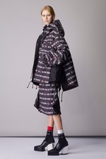 sacaiからタイポグラフィー・アートワークのトップスやスカート、ユニセックス小物など登場｜写真1