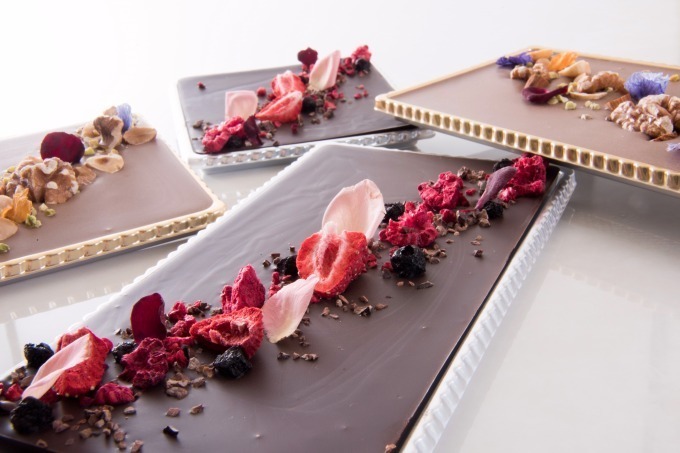 リーガロイヤルホテル東京のバレンタイン限定チョコレート、フラワーをあしらった華やかな一品｜写真1