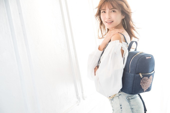 ドレスキャンプ×AAAの宇野実彩子、ハートスタッズ&ファーのバッグを