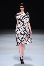 カミシマチナミ 2012-13年秋冬コレクション - 春へ向けた生命力溢れる力強さを鮮やかに描き出す｜写真1