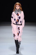 カミシマチナミ 2012-13年秋冬コレクション - 春へ向けた生命力溢れる力強さを鮮やかに描き出す｜写真23