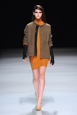 カミシマチナミ 2012-13年秋冬コレクション - 春へ向けた生命力溢れる力強さを鮮やかに描き出す｜写真24