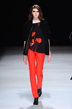 カミシマチナミ 2012-13年秋冬コレクション - 春へ向けた生命力溢れる力強さを鮮やかに描き出す｜写真45