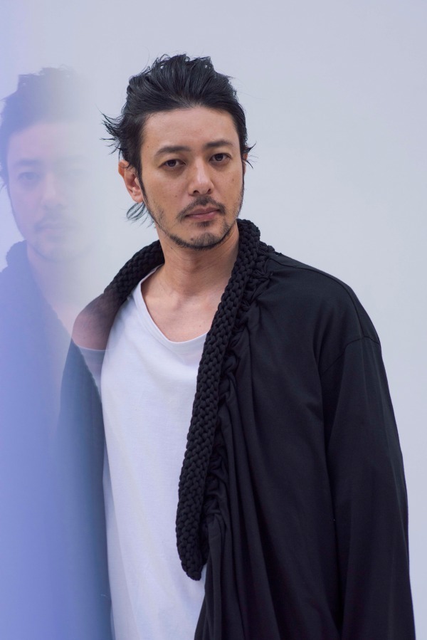 ヨウジヤマモト グラウンド ワイ 18春夏でオダギリジョー起用 半袖トレンチやドレープスカート ファッションプレス ヨウジヤマモト グラウンド ワイ 18春夏でオダギリジョー起用 半袖トレンチやドレープスカート ファッションプレス