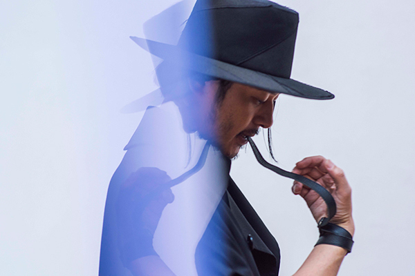 モトーラ世理奈｜ヨウジヤマモト「グラウンド ワイ」18春夏でオダギリジョー起用、半袖トレンチやドレープスカート