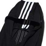 アディダスの新作フーディー＆ジョガーパンツ、ニットのような風合い＆フードにアイマスク搭載｜写真3