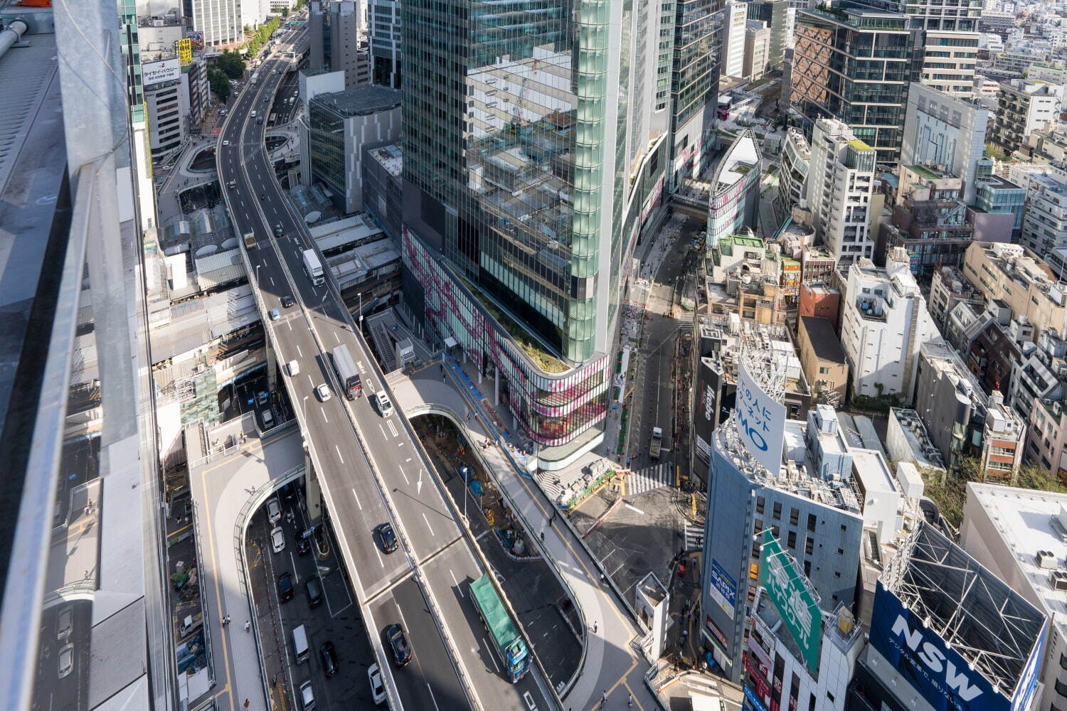 「渋谷サクラステージ」2つの高層ビルを擁す渋谷駅桜丘口の大規模再開発、歩行者デッキ・屋外広場を整備｜写真28