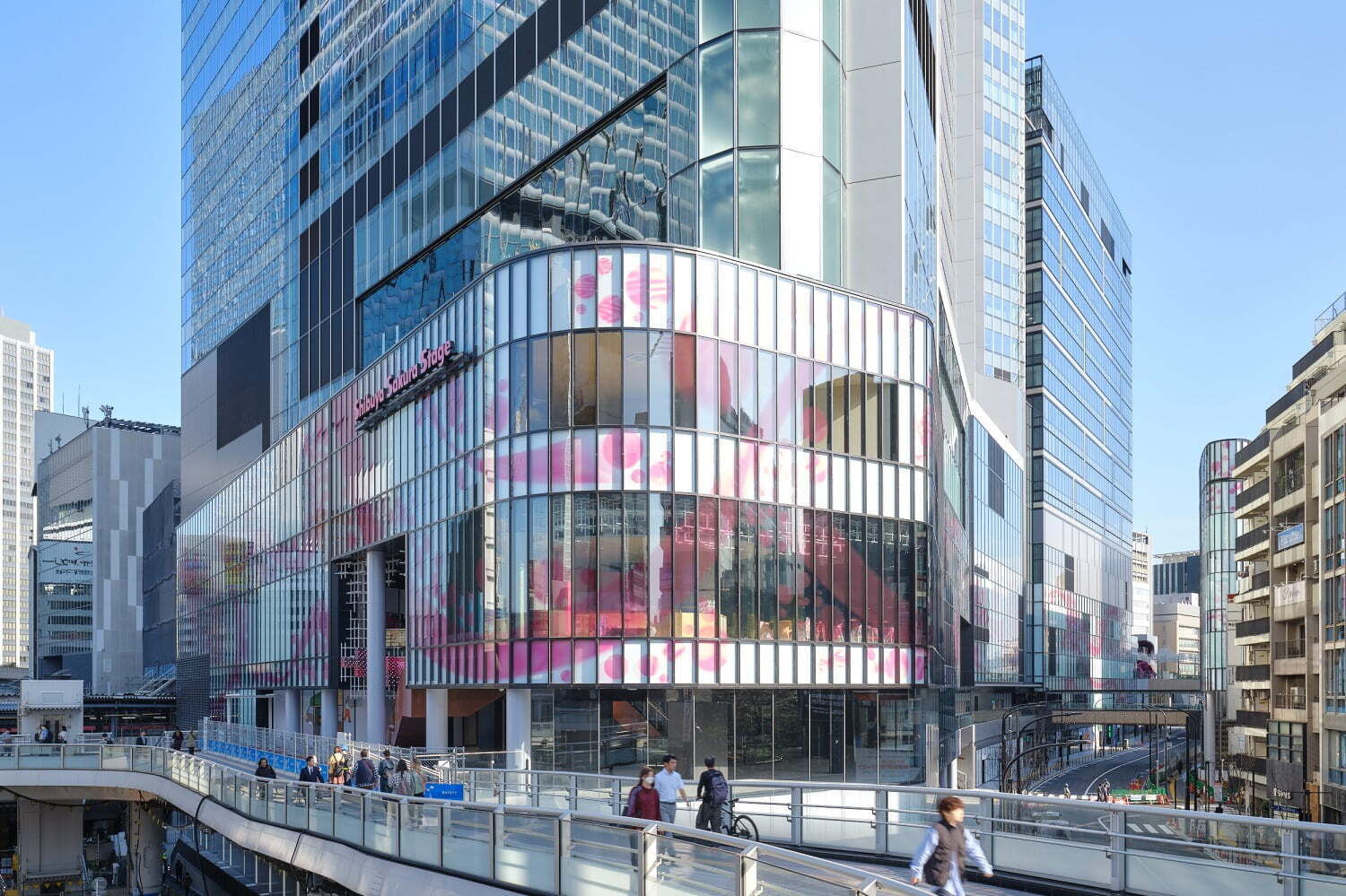 「渋谷サクラステージ」2つの高層ビルを擁す渋谷駅桜丘口の大規模再開発、歩行者デッキ・屋外広場を整備