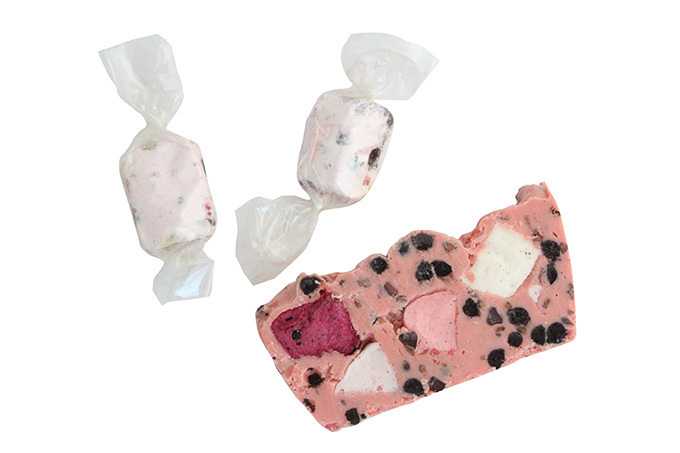 パパブブレのバレンタイン、唇ロリポップ＆イチゴやマシュマロが入りピンクのチョコ菓子｜写真4