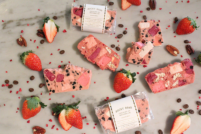 パパブブレのバレンタイン、唇ロリポップ＆イチゴやマシュマロが入りピンクのチョコ菓子｜写真1