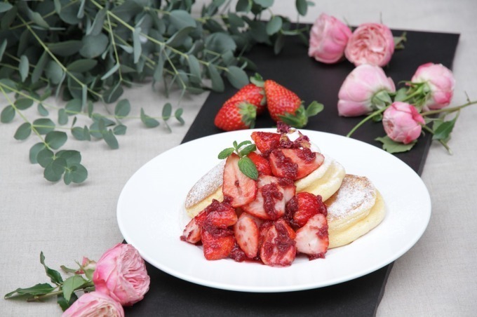 パンケーキ専門店「幸せのパンケーキ」銀座に新店舗、薔薇＆苺ソースの限定パンケーキも｜写真1