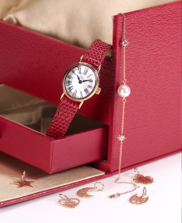 スタージュエリー新年限定ボックス、レザーストラップの時計＆ブレスがセットに｜写真1