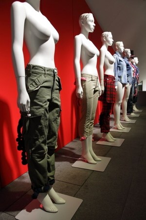 キューン(CUNE) 2012-13年秋冬コレクション - "腸と白目"をテーマに愉快で不思議な服が誕生｜写真1