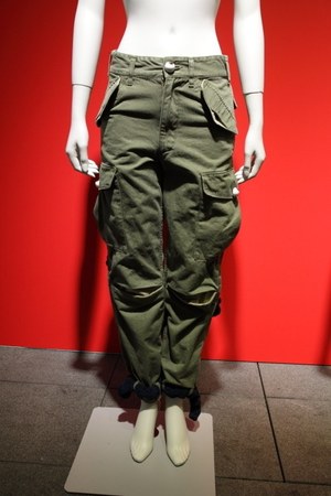 キューン(CUNE) 2012-13年秋冬コレクション - "腸と白目"をテーマに愉快で不思議な服が誕生｜写真2