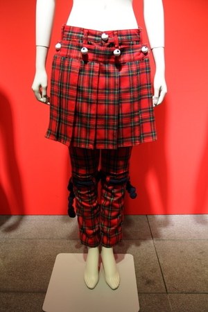キューン(CUNE) 2012-13年秋冬コレクション - "腸と白目"をテーマに愉快で不思議な服が誕生｜写真4