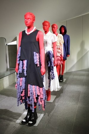 キューン(CUNE) 2012-13年秋冬コレクション - "腸と白目"をテーマに愉快で不思議な服が誕生｜写真10