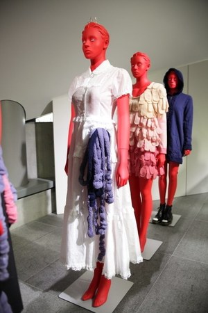 キューン(CUNE) 2012-13年秋冬コレクション - "腸と白目"をテーマに愉快で不思議な服が誕生｜写真12