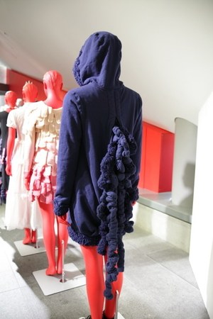 キューン(CUNE) 2012-13年秋冬コレクション - "腸と白目"をテーマに愉快で不思議な服が誕生｜写真16