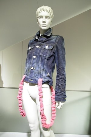 キューン(CUNE) 2012-13年秋冬コレクション - "腸と白目"をテーマに愉快で不思議な服が誕生｜写真22